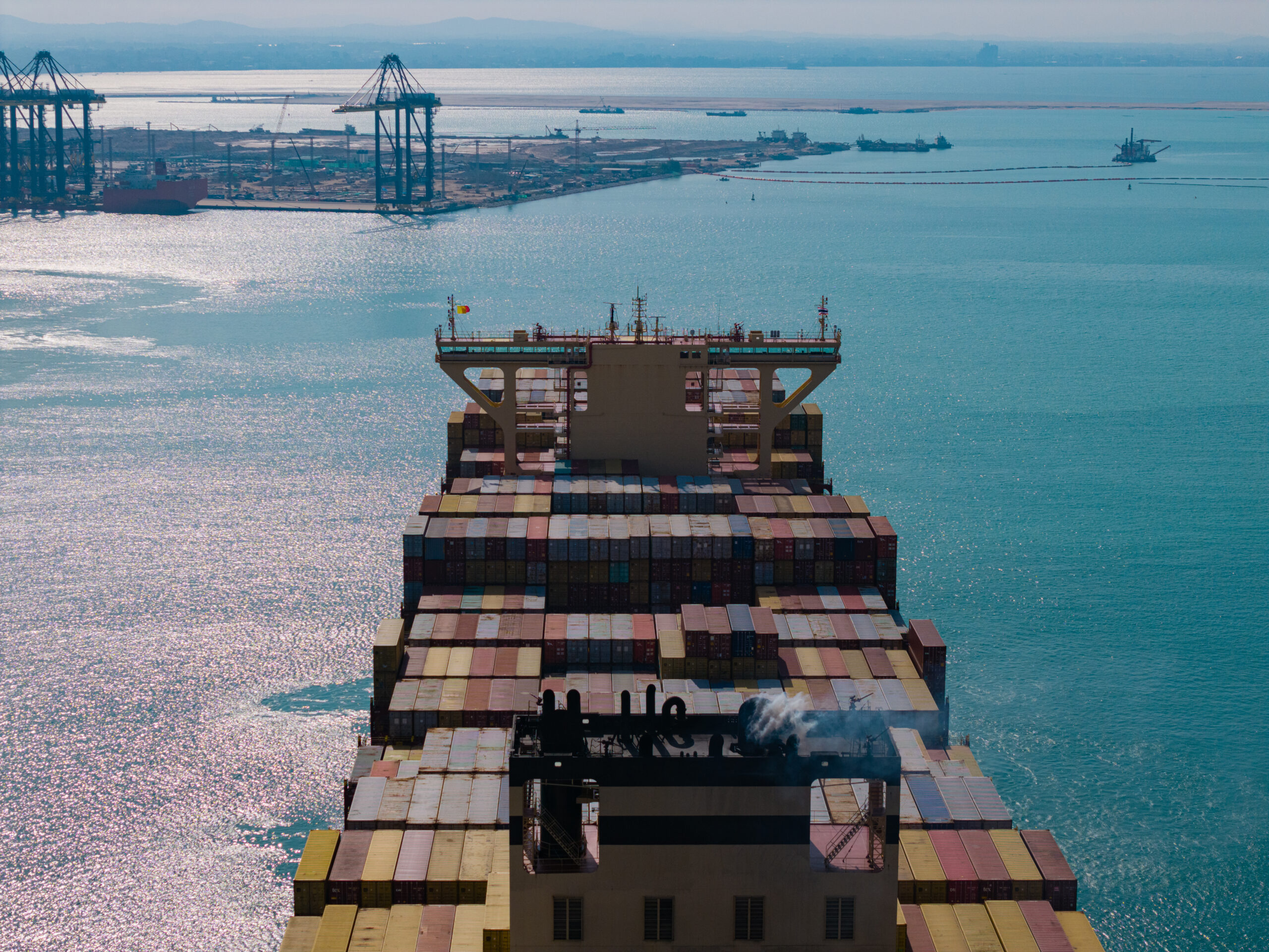 Navios cargueiros e infraestrutura de commodities